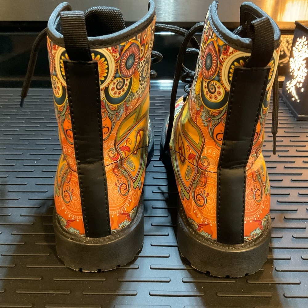 Yes We Vibe Colorful Hippie Van Boots, Size 6, Excellent Condition - Picture 10 of 11